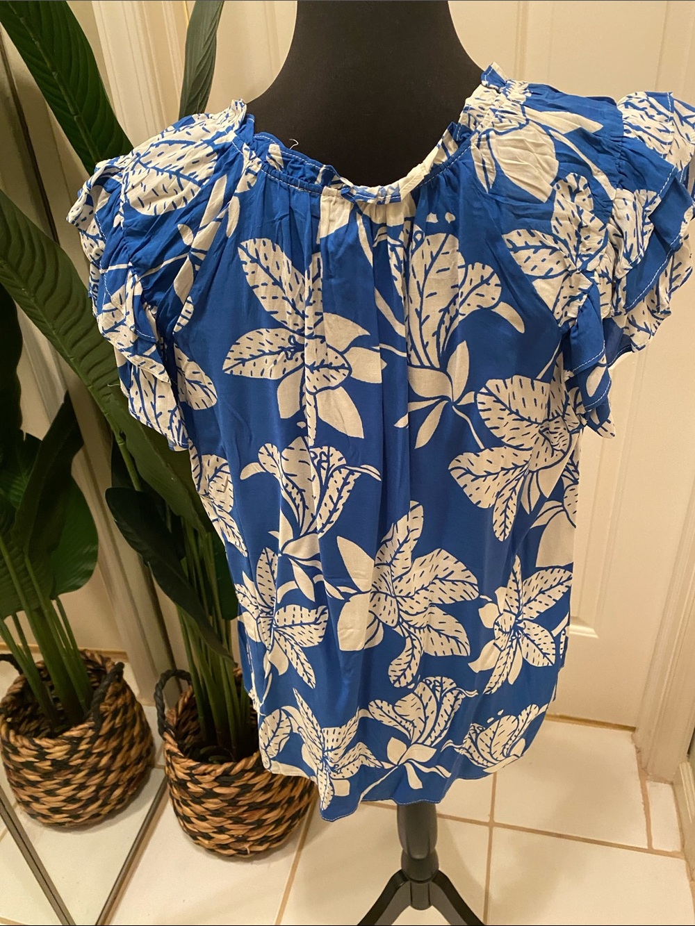 Rose & Olive Blue and White Floral Tie-Front Blouse - Picture 6 of 9
